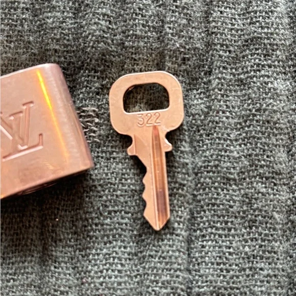 Louis Vuitton Padlock and Key 322 - Picture 2 of 5